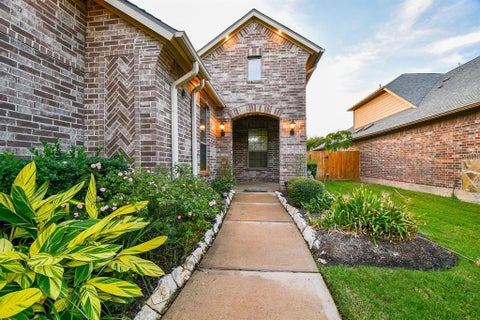 Photo of 2114 Ascot Ln Ln, Sugar Land, TX 77479 (MLS # 92784638)