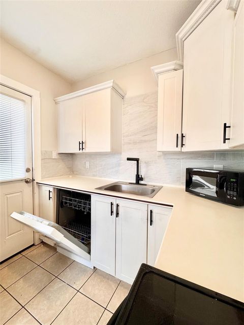 Tiny photo for 629 E 11th Street #1, Houston, TX 77008 (MLS # 55356210)