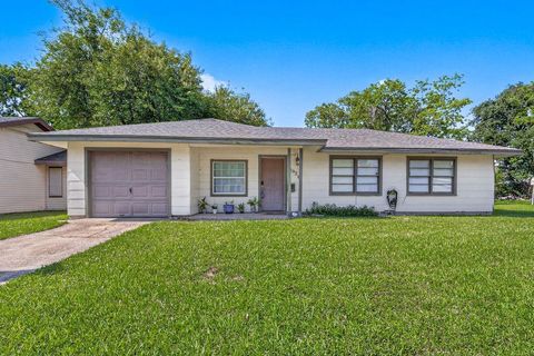 Photo of 2926 Vance Avenue, Texas City, TX 77590 (MLS # 27805200)