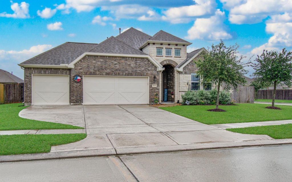 Photo of 9115 Regan Way, Mont Belvieu, TX 77523 (MLS # 56067150)