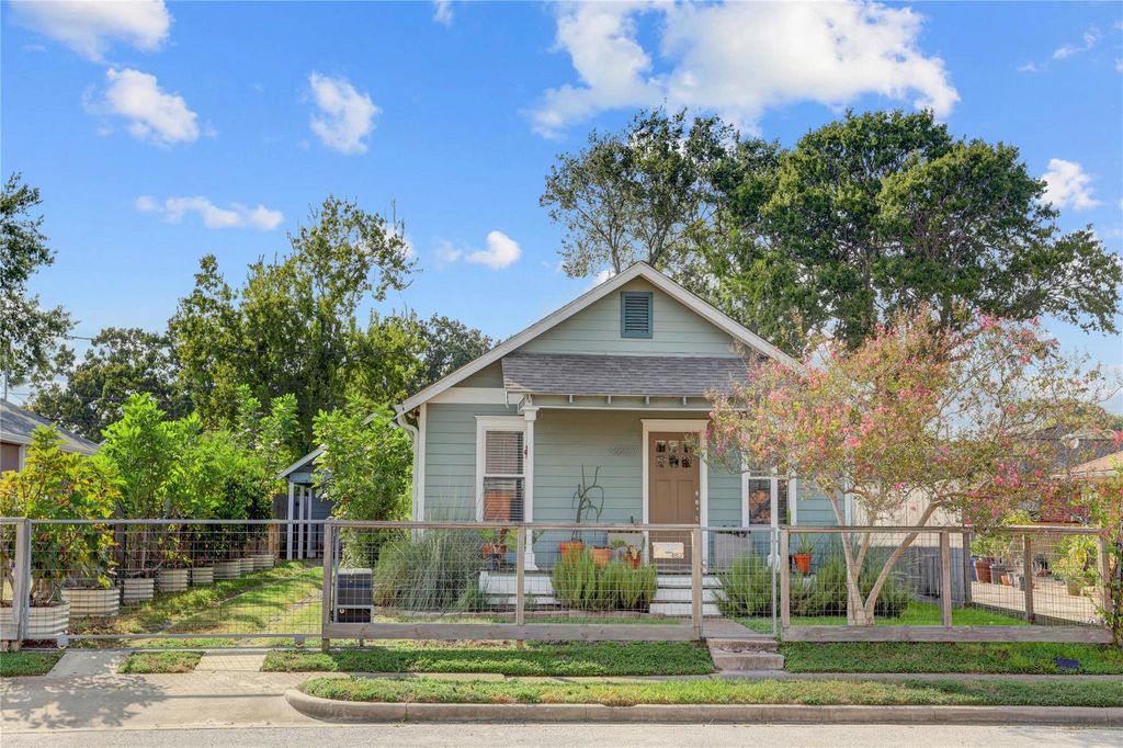 Photo of 4807 Averill Street, Houston, TX 77009 (MLS # 42106750)
