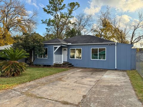 Photo of 703 E Adoue Street, Baytown, TX 77520 (MLS # 76785914)