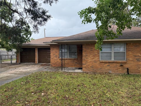 Homes For Sale - 216 Schilling Street<br/> Baytown, TX 77520