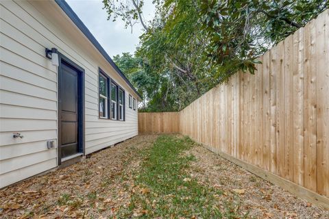 Tiny photo for 211 E 31st 1/2 Street, Houston, TX 77018 (MLS # 37222752)