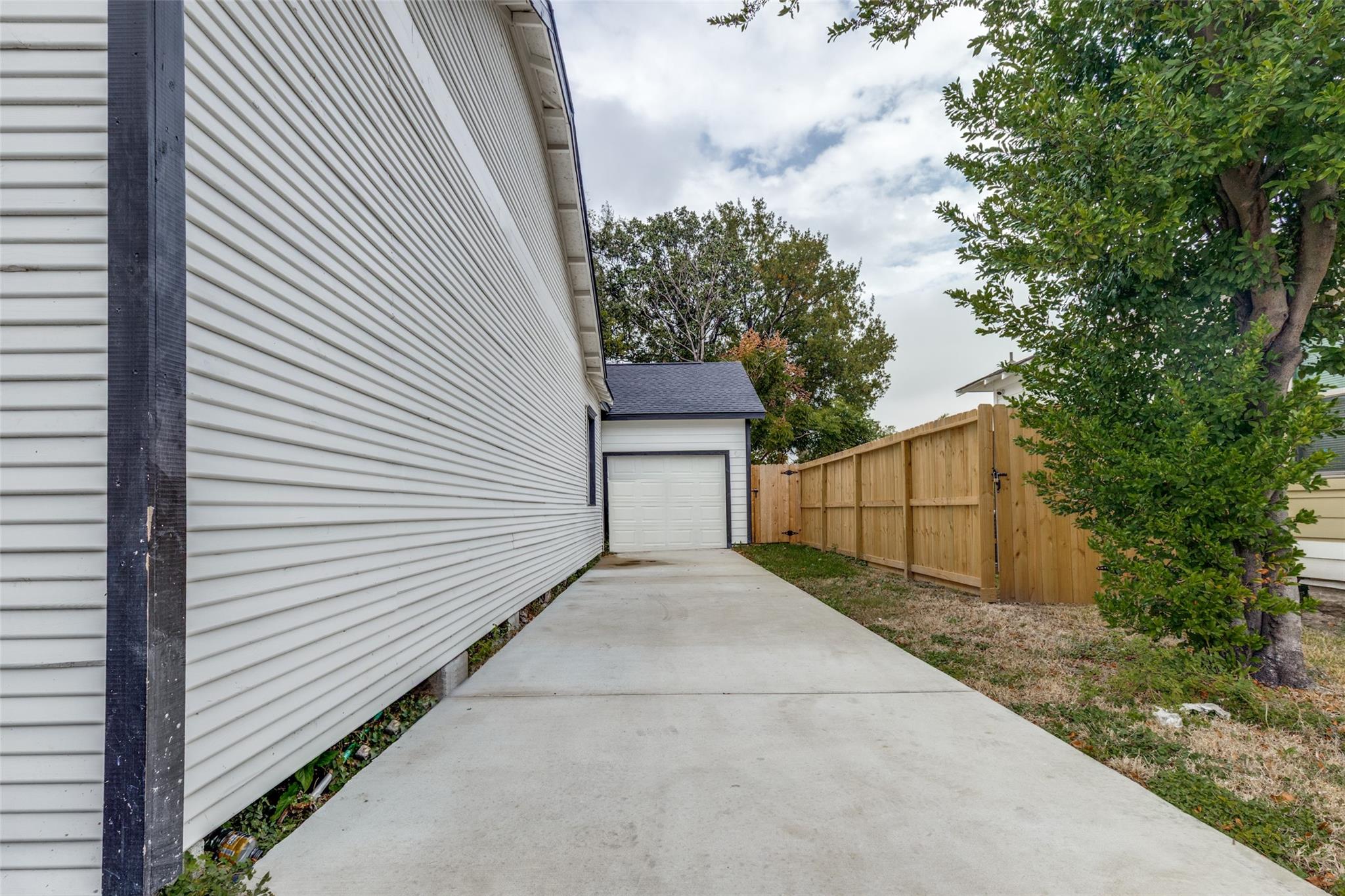 211 E 31st 1/2 Street