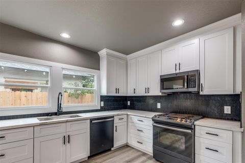 Tiny photo for 211 E 31st 1/2 Street, Houston, TX 77018 (MLS # 37222752)