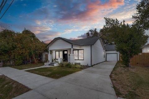 Tiny photo for 211 E 31st 1/2 Street, Houston, TX 77018 (MLS # 37222752)