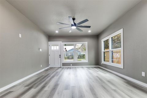 Tiny photo for 211 E 31st 1/2 Street, Houston, TX 77018 (MLS # 37222752)