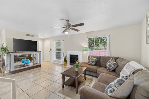 Townhouse For Rent - 3303 W Greenridge Drive #8<br/> Houston, TX 77057