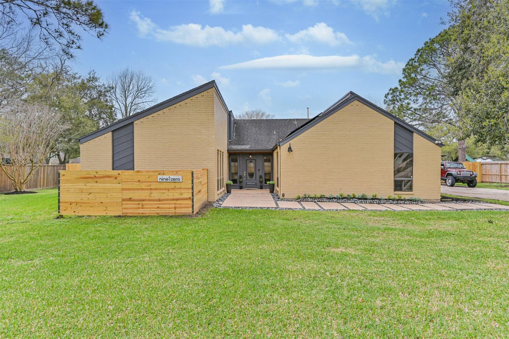 Photo of 910 Evergreen Drive, Friendswood, TX 77546 (MLS # 84443849)