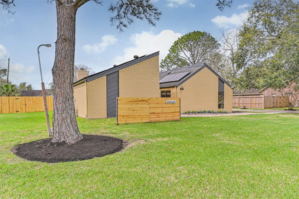 Photo of 910 Evergreen Drive, Friendswood, TX 77546 (MLS # 84443849)