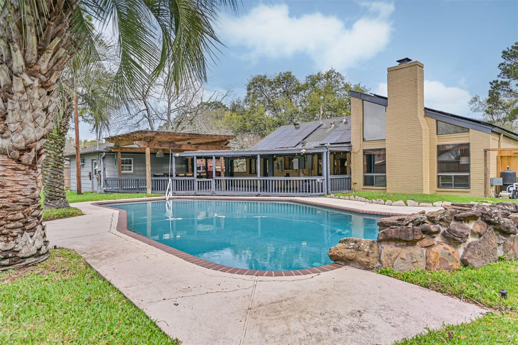 Photo of 910 Evergreen Drive, Friendswood, TX 77546 (MLS # 84443849)
