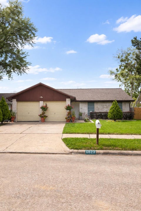 Photo of 6823 La Violetta Drive, Houston, TX 77083 (MLS # 33758915)