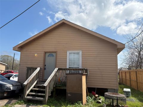 Homes For Sale - 122 Gulls Cut<br/> Baytown, TX 77523