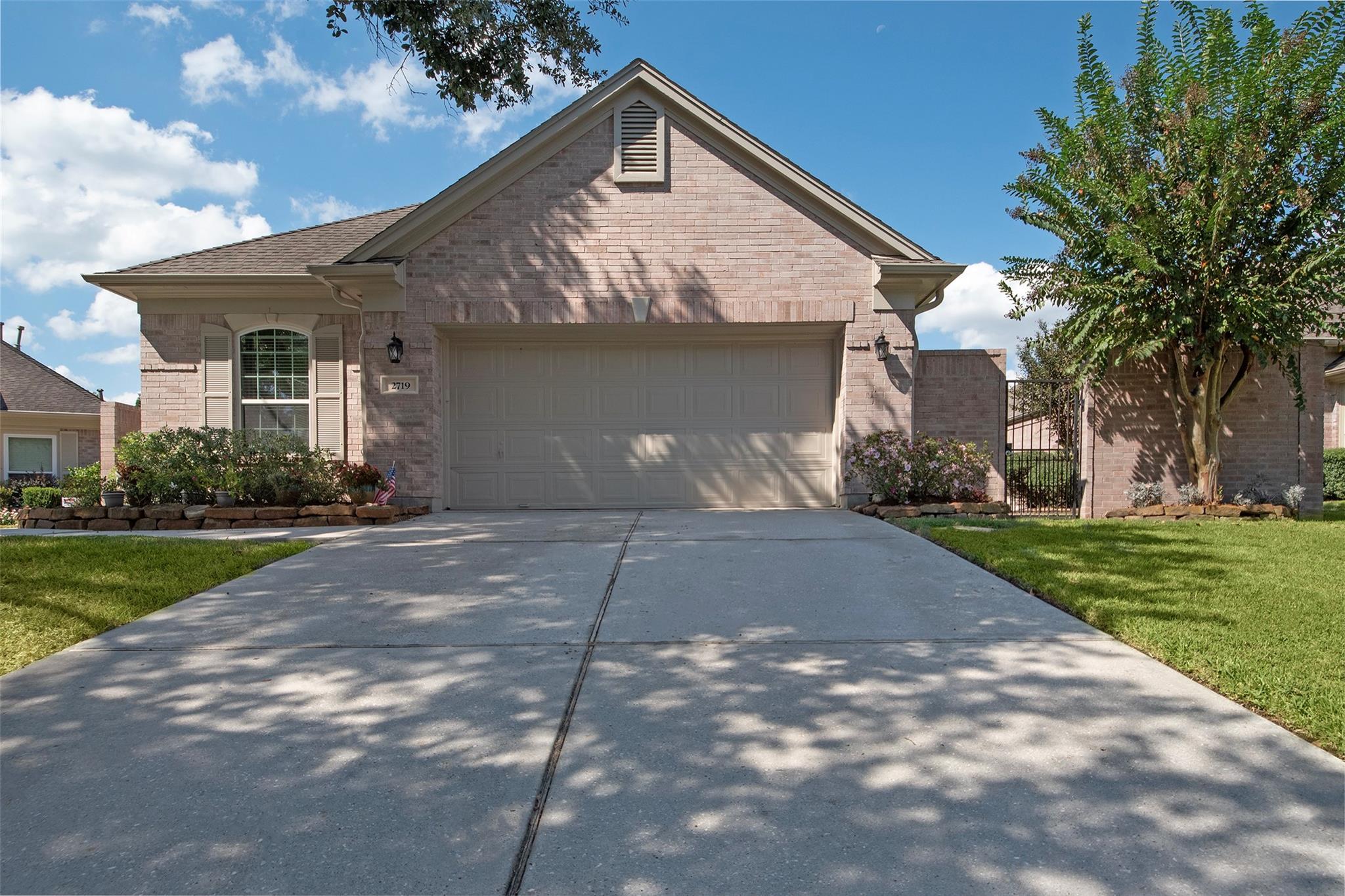 2719 N Strathford Lane