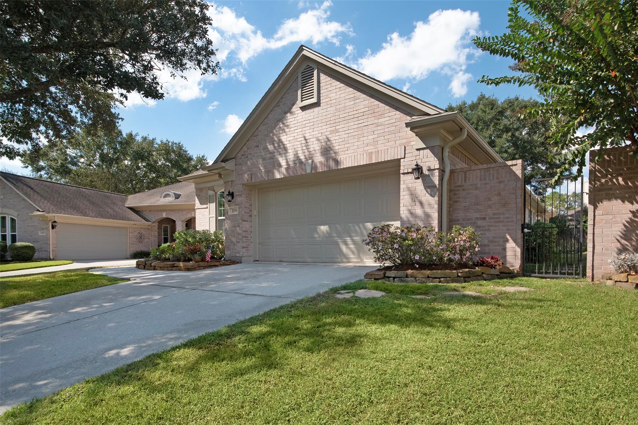 2719 N Strathford Lane