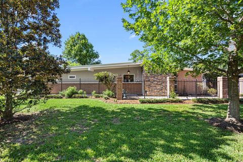 Photo of 10310 Mayfield Road, Houston, TX 77043 (MLS # 30180178)
