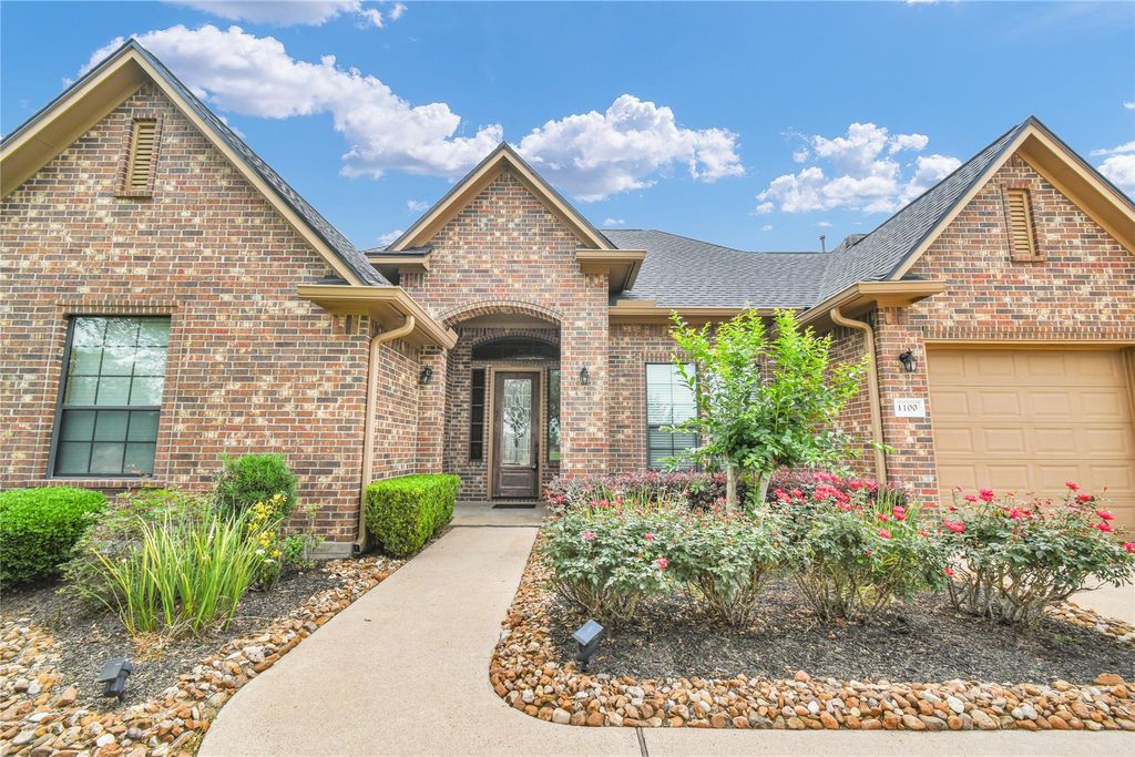 Photo of 1100 Southern Oaks Drive, Angleton, TX 77515 (MLS # 31271604)