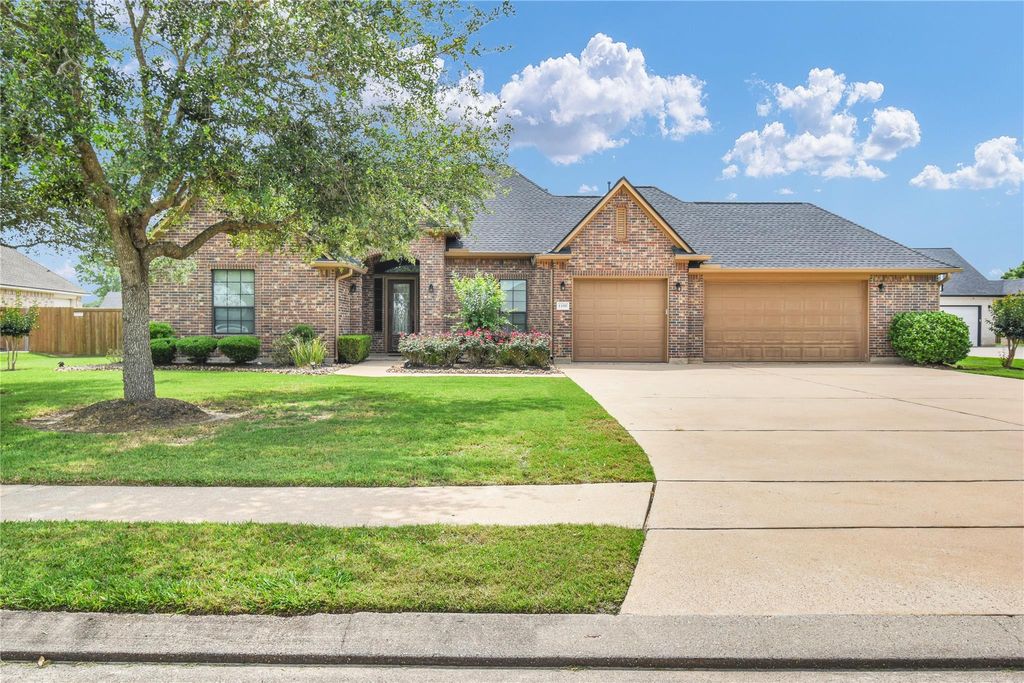 Photo of 1100 Southern Oaks Drive, Angleton, TX 77515 (MLS # 31271604)