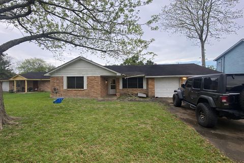 Photo of 104 Oriole Lane, Angleton, TX 77515 (MLS # 87228265)