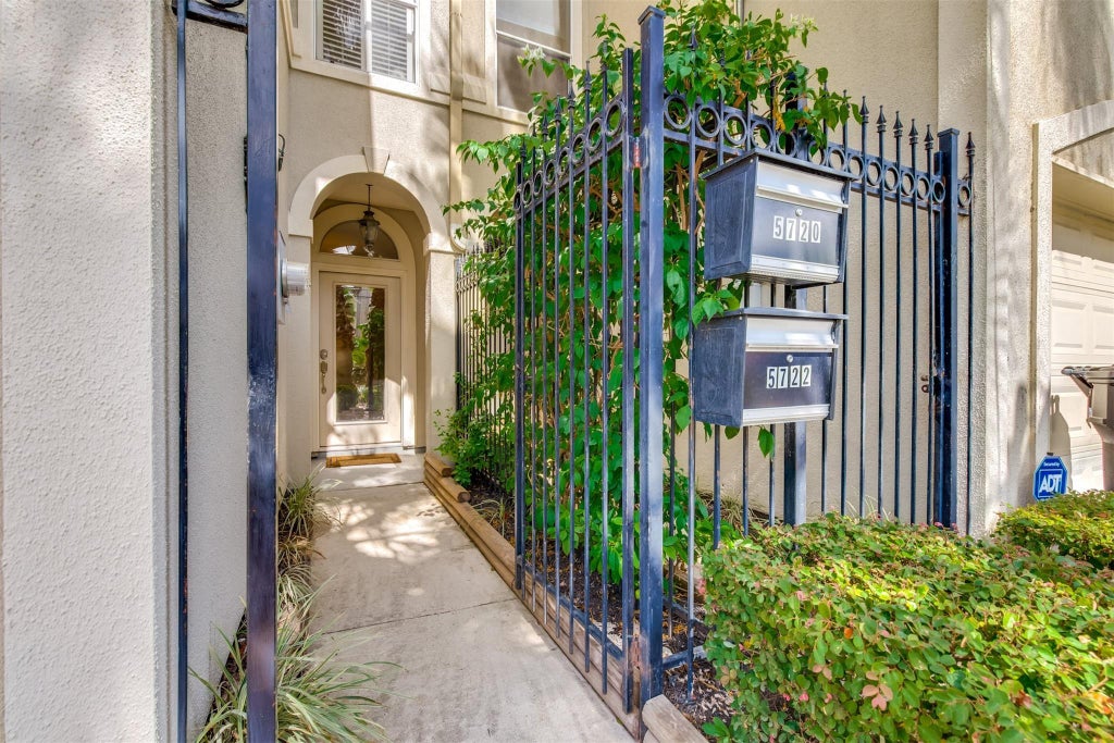 Photo of 5722 Maxie Street, Houston, TX 77007 (MLS # 33896321)