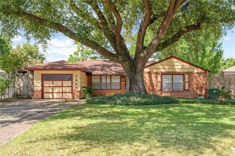 Photo of 1457 Confederate Road, Houston, TX 77055 (MLS # 91070544)