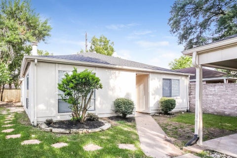 Photo of 3915 Vineyard Drive, Houston, TX 77082 (MLS # 31881325)