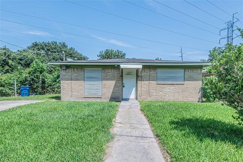 Photo of 128 N Washington Street, Texas City, TX 77591 (MLS # 89217158)