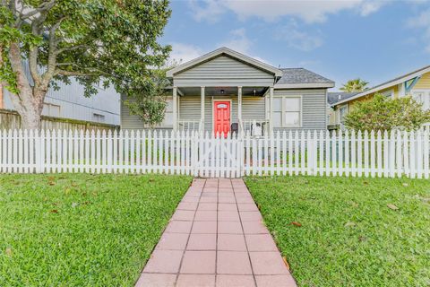 Photo of 917 Avenue K, Galveston, TX 77550 (MLS # 85243454)