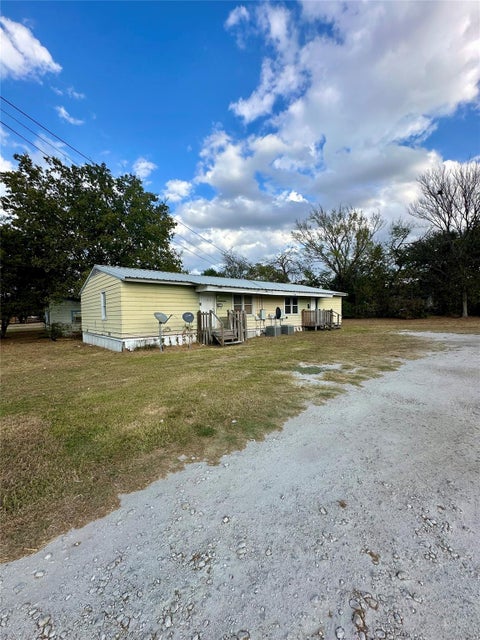 Photo of 308 N Dallas Street, Groesbeck, TX 76642 (MLS # 15516843)