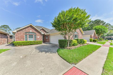 Photo of 314 Parkwood Village Drive, Friendswood, TX 77546 (MLS # 63330986)