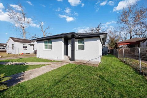 Photo of 8115 Betty Boop Street, Houston, TX 77028 (MLS # 24690370)