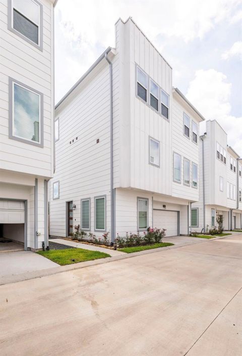 Photo of 1740 Cove Crescent Court, Houston, TX 77055 (MLS # 98907706)