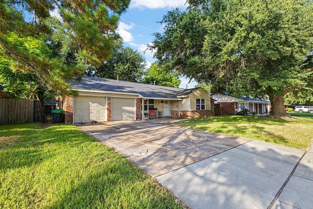 Photo of 2006 Colby Drive, Baytown, TX 77520 (MLS # 86980123)