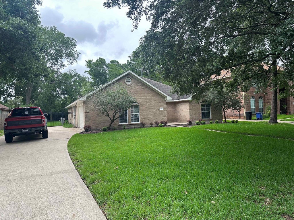 Photo of 1104 Hidden Oaks Street, League City, TX 77573 (MLS # 72613916)