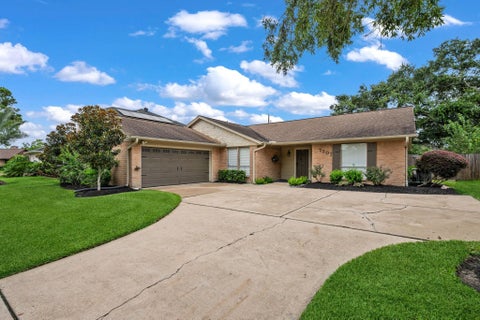 Photo of 1307 Creek Hollow Drive, Seabrook, TX 77586 (MLS # 15383335)