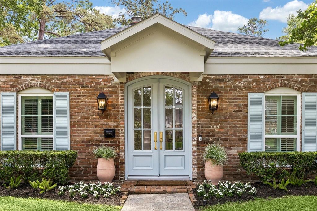 Photo of 10023 Sugar Hill Drive, Houston, TX 77042 (MLS # 70874710)