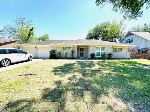 Photo of 1011 Twinbrooke Drive, Houston, TX 77088 (MLS # 40715277)