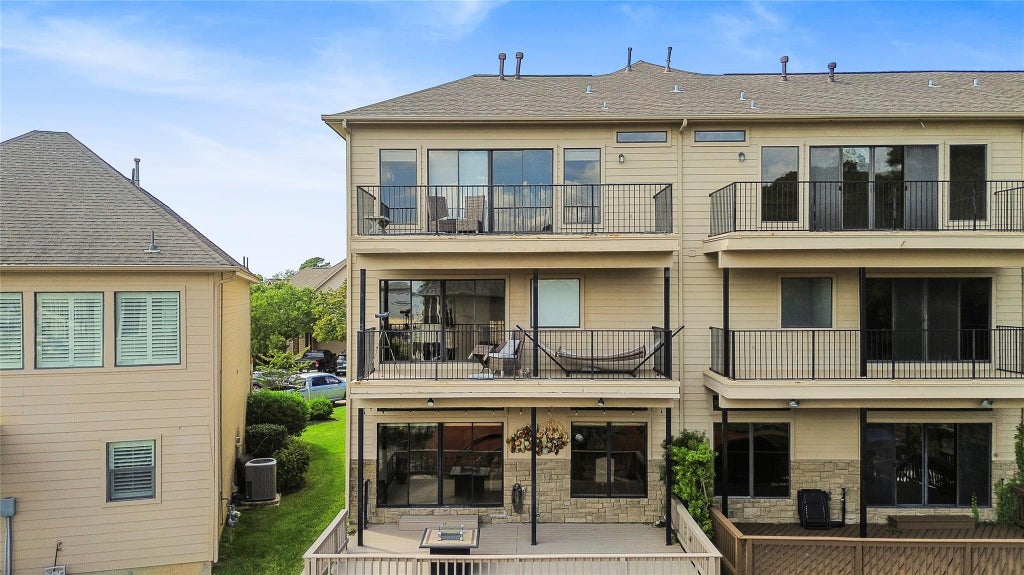 Photo of 350 Old Aqua Landing E, Conroe, TX 77356 (MLS # 90354687)