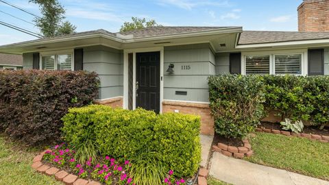 Photo of 1115 Woodhill Road, Houston, TX 77008 (MLS # 74865777)