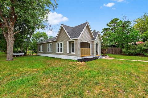 Photo of 1001 N Banks Street, Caldwell, TX 77836 (MLS # 40300985) Photo of 1001 N Banks Street, Caldwell, TX 77836 (MLS # 40300985)