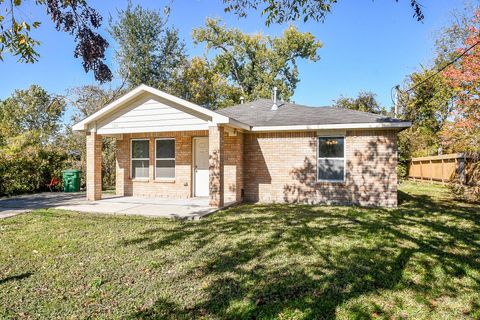 Photo of 894 N Victory Drive, Houston, TX 77088 (MLS # 35517653)