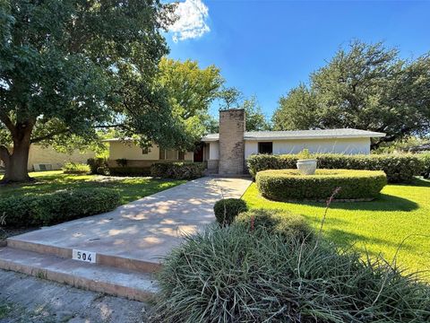 Photo of 504 Oak Street, Ozona, TX 76943 (MLS # 36290735)