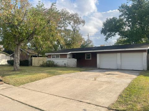 Photo of 3915 Brookfield Drive, Houston, TX 77045 (MLS # 80483377)