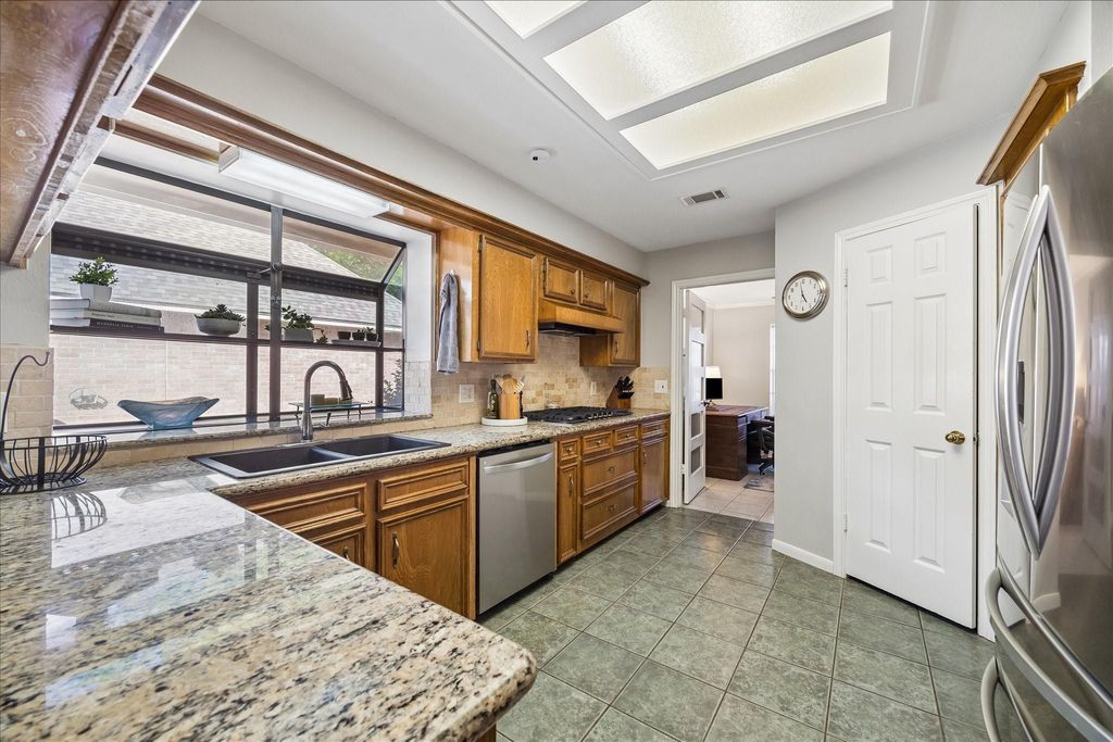 Photo of 3903 Valley Haven Drive, Houston, TX 77339 (MLS # 95544058)