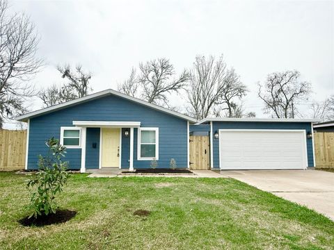 Photo of 420 Winding Way Street, Lake Jackson, TX 77566 (MLS # 33606911)
