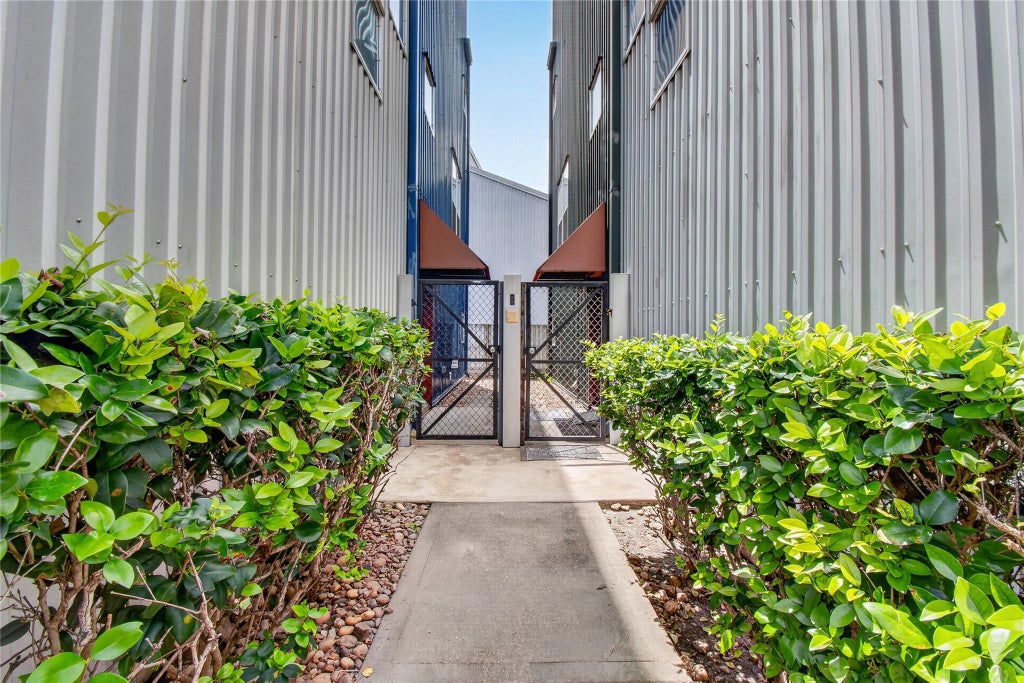 Photo of 6916 Yellowstone Way Drive, Houston, TX 77054 (MLS # 78638556)