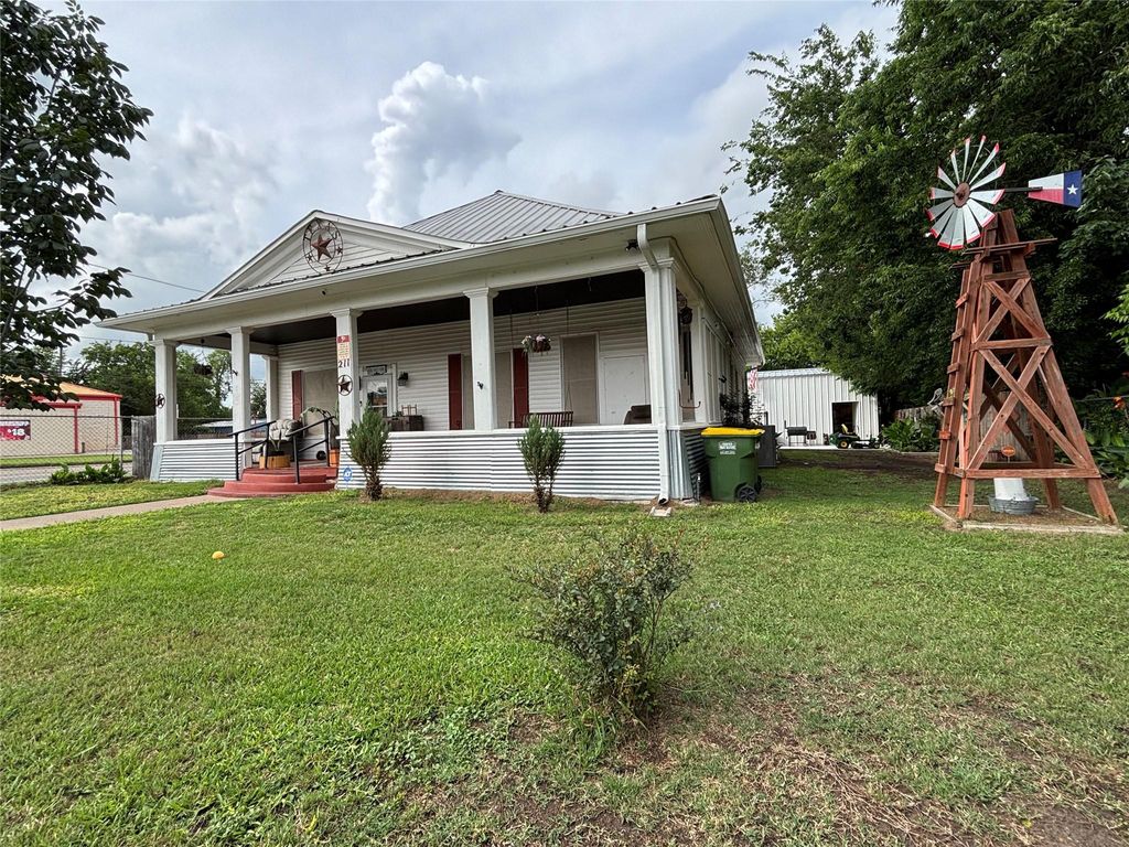 Photo of 211 W Sabine Street, Groesbeck, TX 76642 (MLS # 5888375)
