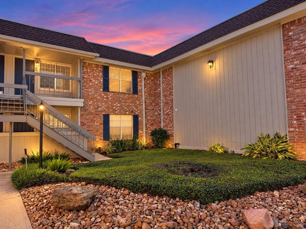 Photo of 2250 Bering Drive #40, Houston, TX 77057 (MLS # 10881726)