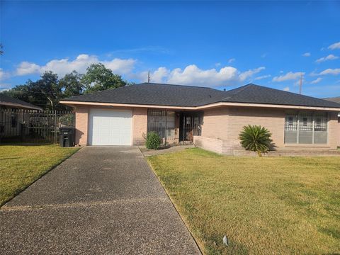 Photo of 2810 Monticello Drive, Houston, TX 77045 (MLS # 89273136)